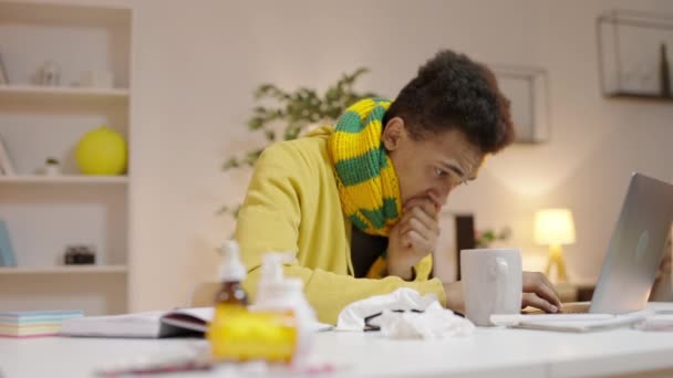 自宅で勉強しながらインフルエンザにかかり 咳や鼻を拭く男性学生 — ストック動画