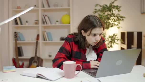 Entusiasmado Adolescente Leitura Tutor Mail Laptop Alegrando Bom Exame Marca — Vídeo de Stock