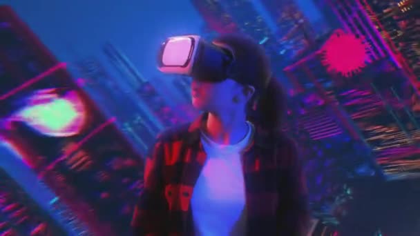 Молодая Женщина Испытывает Полет Виртуальной Реальности Современные Технологии — стоковое видео