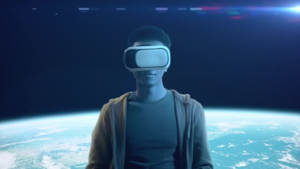 戴Vr耳机的年轻人在太空模拟器 网络游戏中享受飞行的乐趣 — 图库视频影像