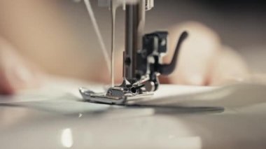 Dikiş makinesi iğnesi yakın çekim, insan dikiş dikme, dikiş dikme, terzi. İşletme dikiş makinesi