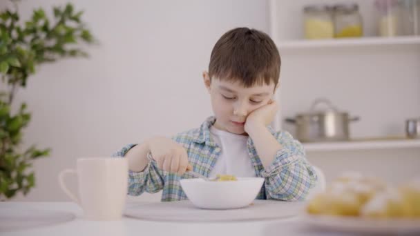 Triest Kind Dat Een Kom Kijkt Weigert Pap Eten Gezonde — Stockvideo