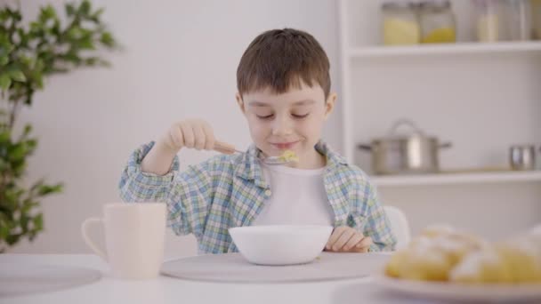 Küçük Çocuğun Evde Yemek Yemesine Mutfak Masasında Oturmasına Sağlıklı Beslenmesine — Stok video