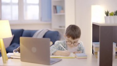 Kızgın anne oğluna bağırıyor, defter çiziyor, kötü ebeveynlik yapıyor, disiplin uyguluyor.