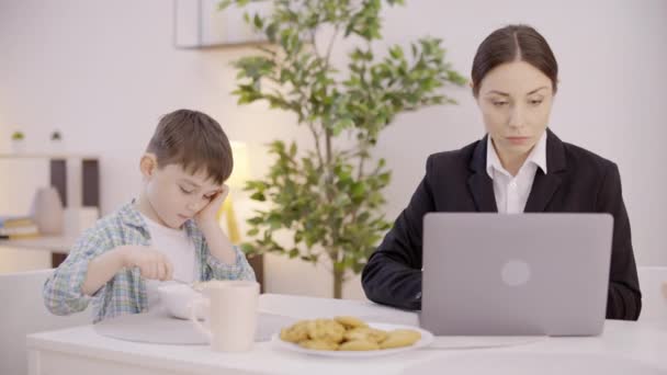 Заробітна Бізнес Леді Працює Ноутбуці Під Час Сніданку Сином Сімейна — стокове відео