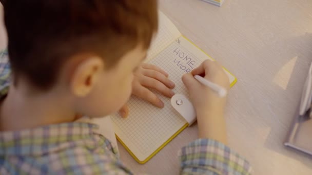 Niño Aprendiendo Escribir Cuaderno Casa Sentado Mesa Conocimiento — Vídeos de Stock
