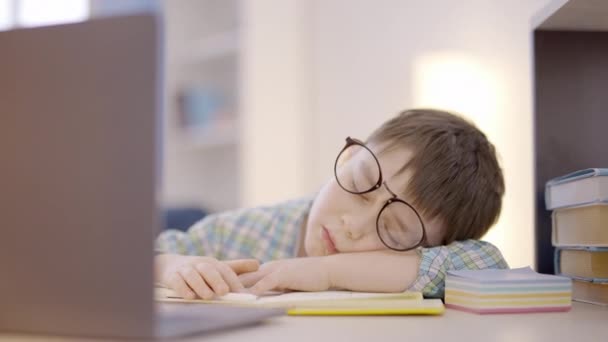 Müder Schüler Mit Brille Der Auf Dem Tisch Schläft Hausaufgaben — Stockvideo