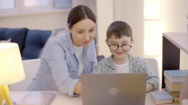 Feliz Madre Hijo Estudiando Línea Dando Choca Cinco Motivación Para — Vídeos de Stock