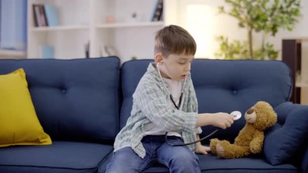 Petit Garçon Avec Stéthoscope Jouant Avec Jouet Ours Peluche Rêvant — Video