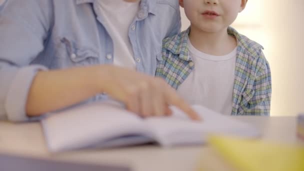 Madre Que Anima Hijo Leer Libro Motivación Del Aprendizaje Desarrollo — Vídeo de stock