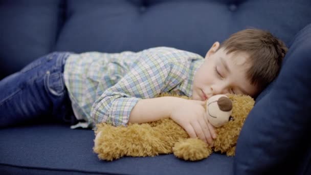 Mãe Cobrindo Criança Dormindo Com Cobertor Cuidando Filho Amor Familiar — Vídeo de Stock