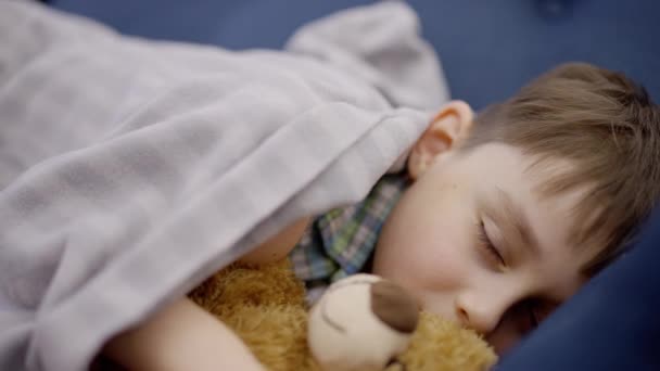 Junge Mutter Küsst Sohn Die Stirn Kümmert Sich Schlafendes Kind — Stockvideo
