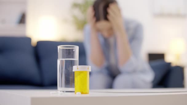 Witte Pillen Glas Water Tafel Pijnstiller Medicijnen Tegen Hoofdpijn — Stockvideo