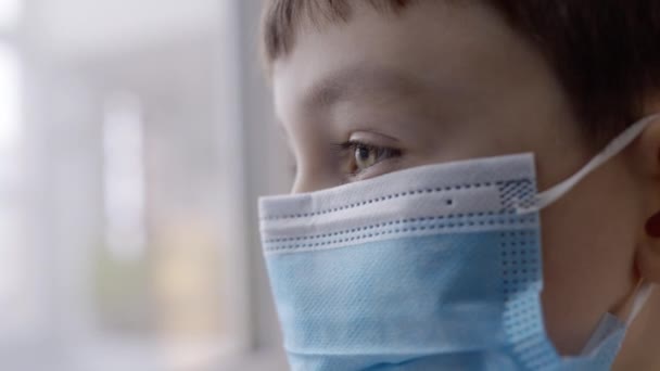 Enfant Malade Masqué Debout Près Fenêtre Santé Des Enfants Coronavirus — Video