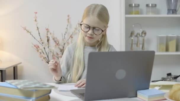 Studentessa Occhiali Che Compiti Casa Usando Computer Portatile Istruzione Distanza — Video Stock