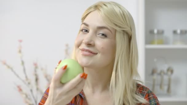 Hermosa Mujer Joven Comiendo Manzana Verde Sonriente Bocadillo Saludable Dieta — Vídeo de stock