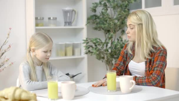Strikte Moeder Commentaar Het Gedrag Van Dochter Tijdens Het Ontbijt — Stockvideo