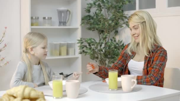 Kleines Mädchen Schwört Mit Lächelnder Mutter Verspricht Eltern Vertraut — Stockvideo