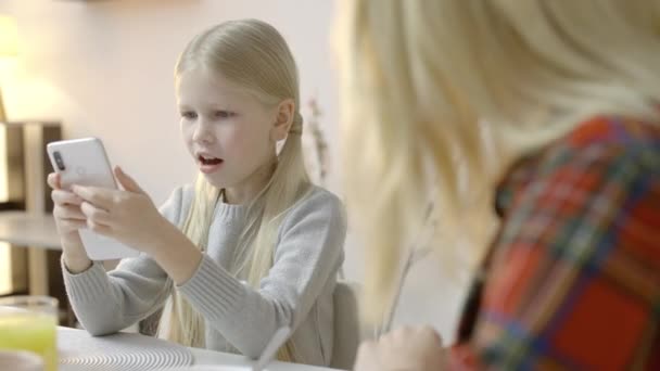 Kleine Tochter Spielt Auf Smartphone Ignoriert Ihre Mutter Gadget Sucht — Stockvideo