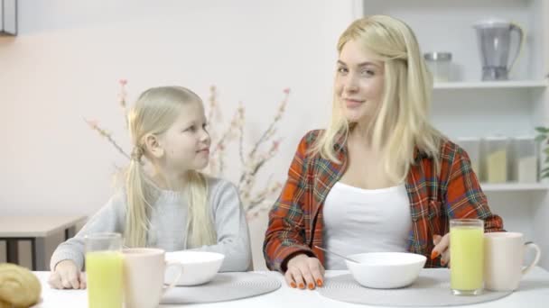 Veselá Dcera Máma Sedí Kuchyňského Stolu Usmívají Rodinný Vztah — Stock video