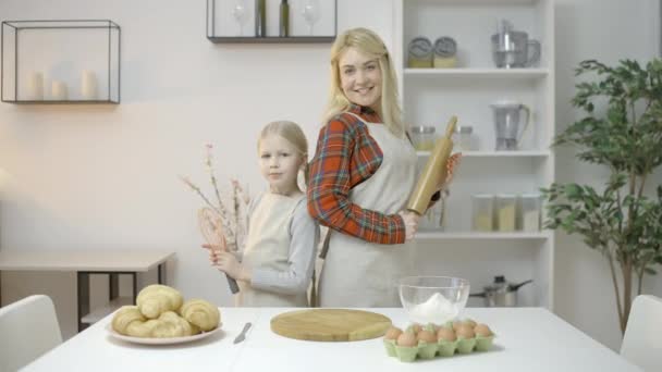Neşeli Anne Kız Önlükleriyle Birlikte Yemek Yapmaya Hazır Aile Portresi — Stok video