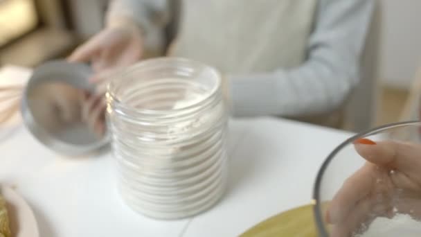 Dziecko Dodając Mąkę Miski Pomaga Matce Zrobić Ciasto Przepis Gotowania — Wideo stockowe