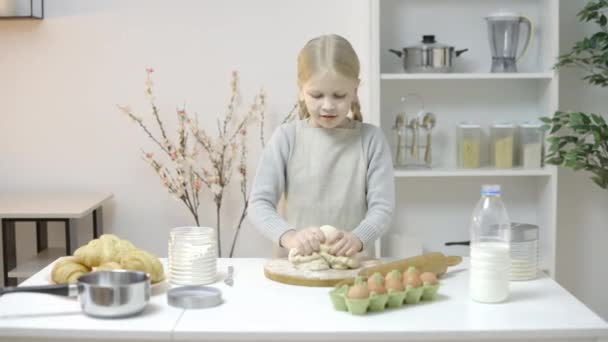 Маленькая Милая Девочка Фартуке Замесить Тесто Печенья Семейный Рецепт Хобби — стоковое видео