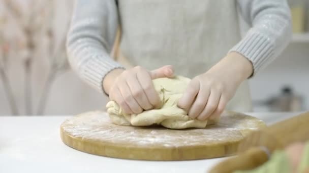 Las Manos Del Niño Amasando Masa Ayudando Los Padres Cocina — Vídeo de stock