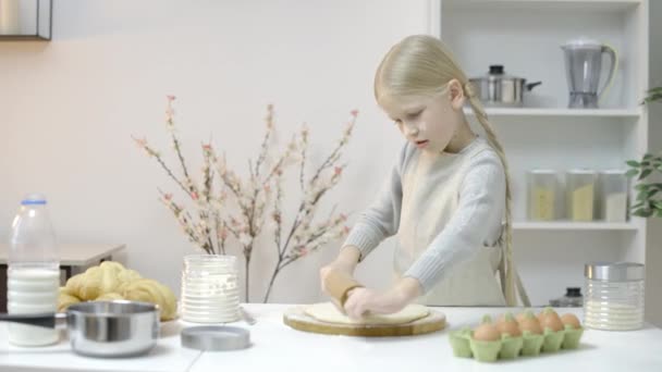 Flitig Flicka Knåda Deg Med Hjälp Rullande Stift Matlagning Hemma — Stockvideo