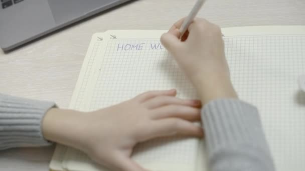 Kind Schreibt Wort Hausarbeit Notizbuch Fernstudium Hände Nahaufnahme — Stockvideo