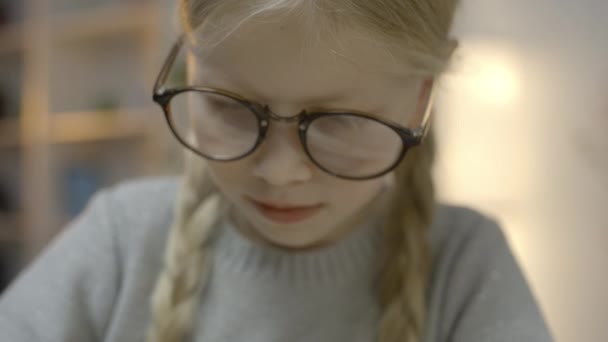 Colegiala Con Trenzas Escribiendo Cuaderno Haciendo Deberes Educación Hogar — Vídeos de Stock