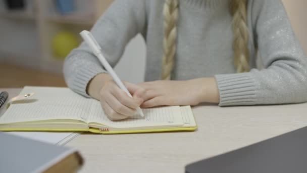 Mädchen Mit Zöpfen Schreiben Hausaufgaben Wort Notizbuch Häusliche Erziehung Nahaufnahme — Stockvideo