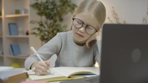 Slaperig Meisje Geeuwen Terwijl Het Doen Van Huiswerk Voorkant Van — Stockvideo