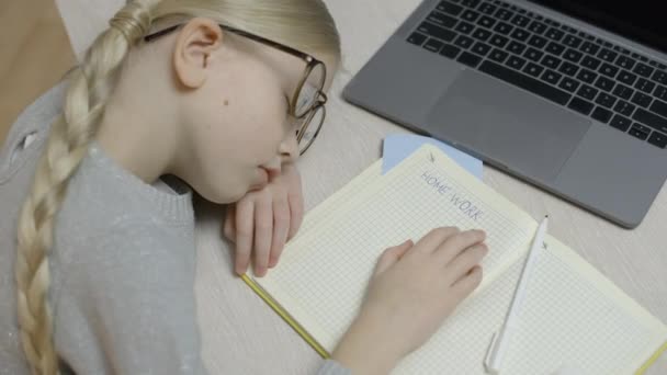 Gözlüklü Bitkin Kız Ödevi Yaparken Uyuyakaldı — Stok video
