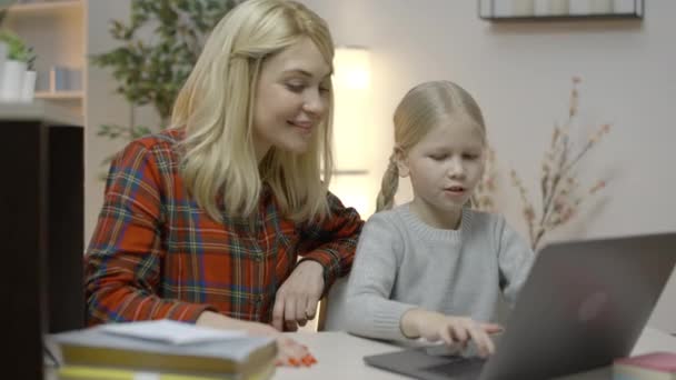Mädchen Und Mutter Beenden Hausaufgaben Laptop Geben High Five Teamarbeit — Stockvideo