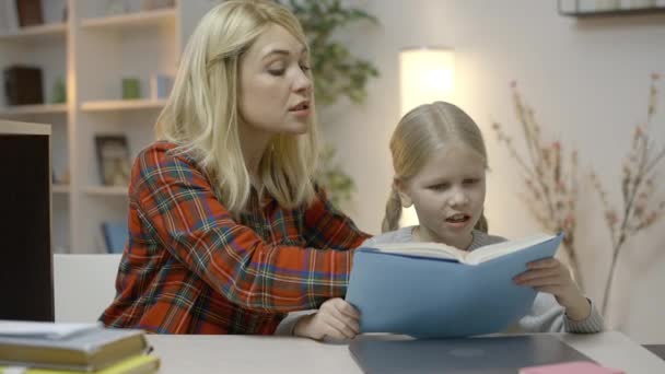 Fürsorgliche Mutter Bringt Tochter Lesen Bei Schülerin Lernt Mit Eltern — Stockvideo