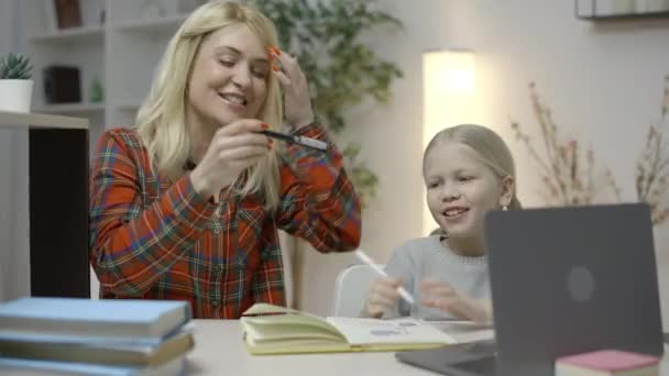 Vrolijke Moeder Dochter Rotzooien Rond Met Pennen Huiswerk Doen Samen — Stockvideo