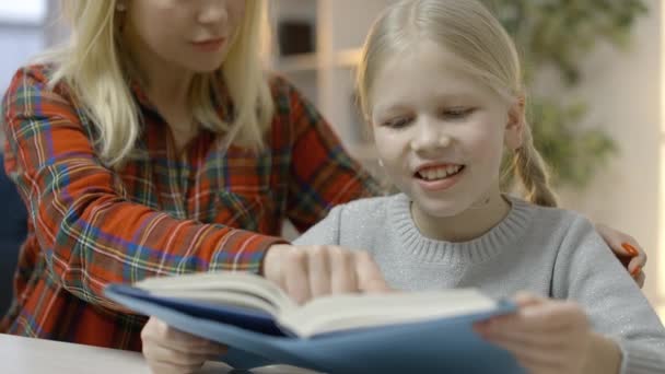Női Tanár Tutoring Lány Otthon Olvasás Könyv Együtt Otthoni Oktatás — Stock videók