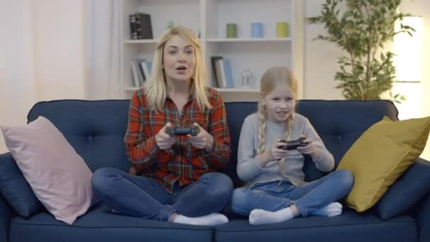 Glückliche Mutter Und Tochter Spielen Hause Videospiel Lachen Und Haben — Stockvideo