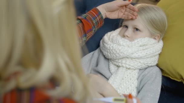 Cuidar Madre Midiendo Temperatura Hija Niño Pañuelo Sintiéndose Enfermo — Vídeos de Stock