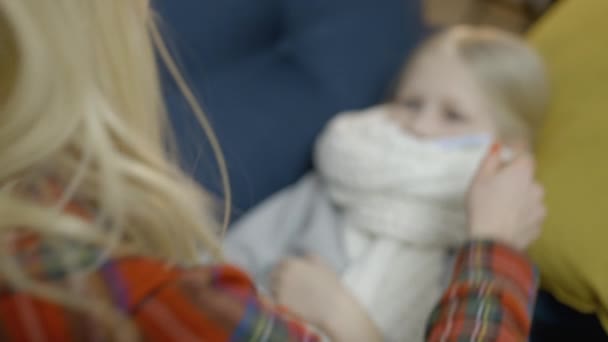 Mãe Tomando Temperatura Filha Chocada Com Resultado Febre Alta Vírus — Vídeo de Stock