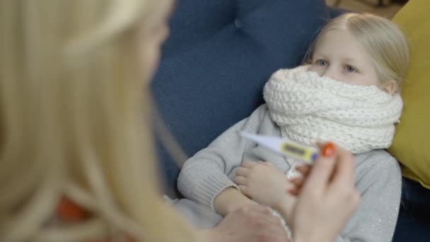 Madre Tomando Temperatura Hija Enferma Cuidando Hijo Crianza Los Hijos — Vídeos de Stock