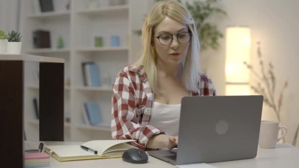 Femme Indépendante Attentive Dans Les Lunettes Travail Sur Ordinateur Portable — Video