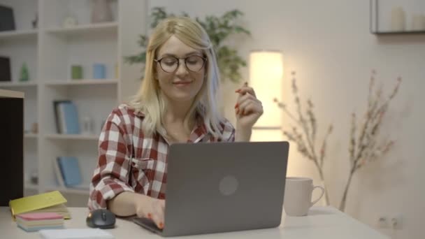 Feliz Freelancer Femenina Gafas Proyecto Acabado Cierre Portátil Éxito — Vídeos de Stock