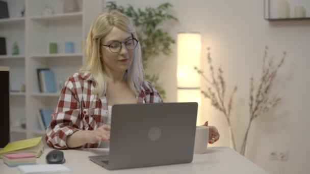 Mujer Rubia Divertida Gafas Trabajo Ordenador Portátil Algo Mal Datos — Vídeo de stock