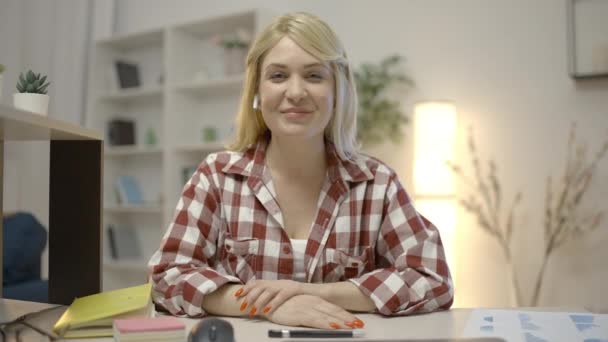 Administrador Amigable Auriculares Agitando Mano Cámara Del Ordenador Portátil Terminando — Vídeo de stock