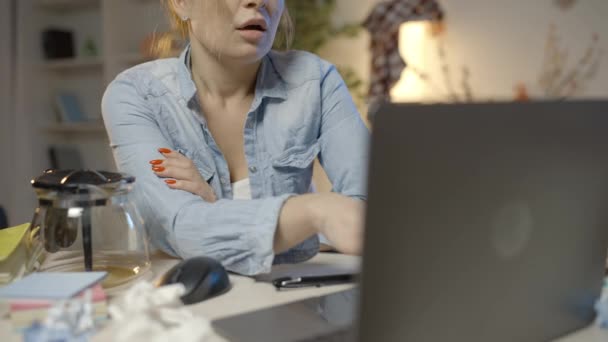 Mulher Desarrumada Preguiçosa Tentando Trabalhar Laptop Procrastinação Tédio — Vídeo de Stock