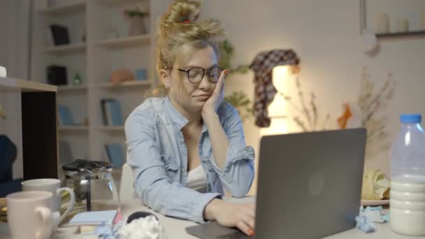 Moe Vrouwelijke Freelancer Met Een Dutje Rommelig Bureau Met Laptop — Stockvideo