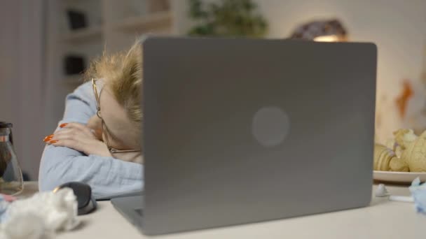 女性のフリーランサーノートパソコンと乱雑な机の上で寝て 先延ばしの概念 — ストック動画