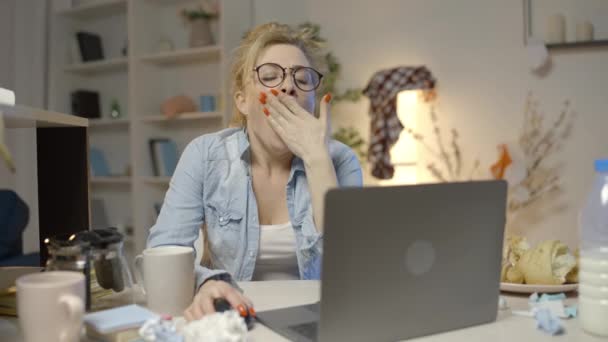 疲惫的女人在笔记本电脑前打呵欠 检查空咖啡杯 — 图库视频影像